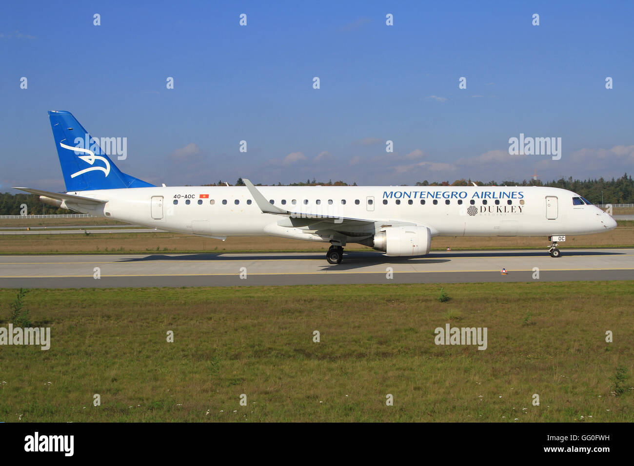 /Francfort Allemagne 18 Mars 2014 : Embraer avions du Monténégro à l'aéroport de Francfort. Banque D'Images