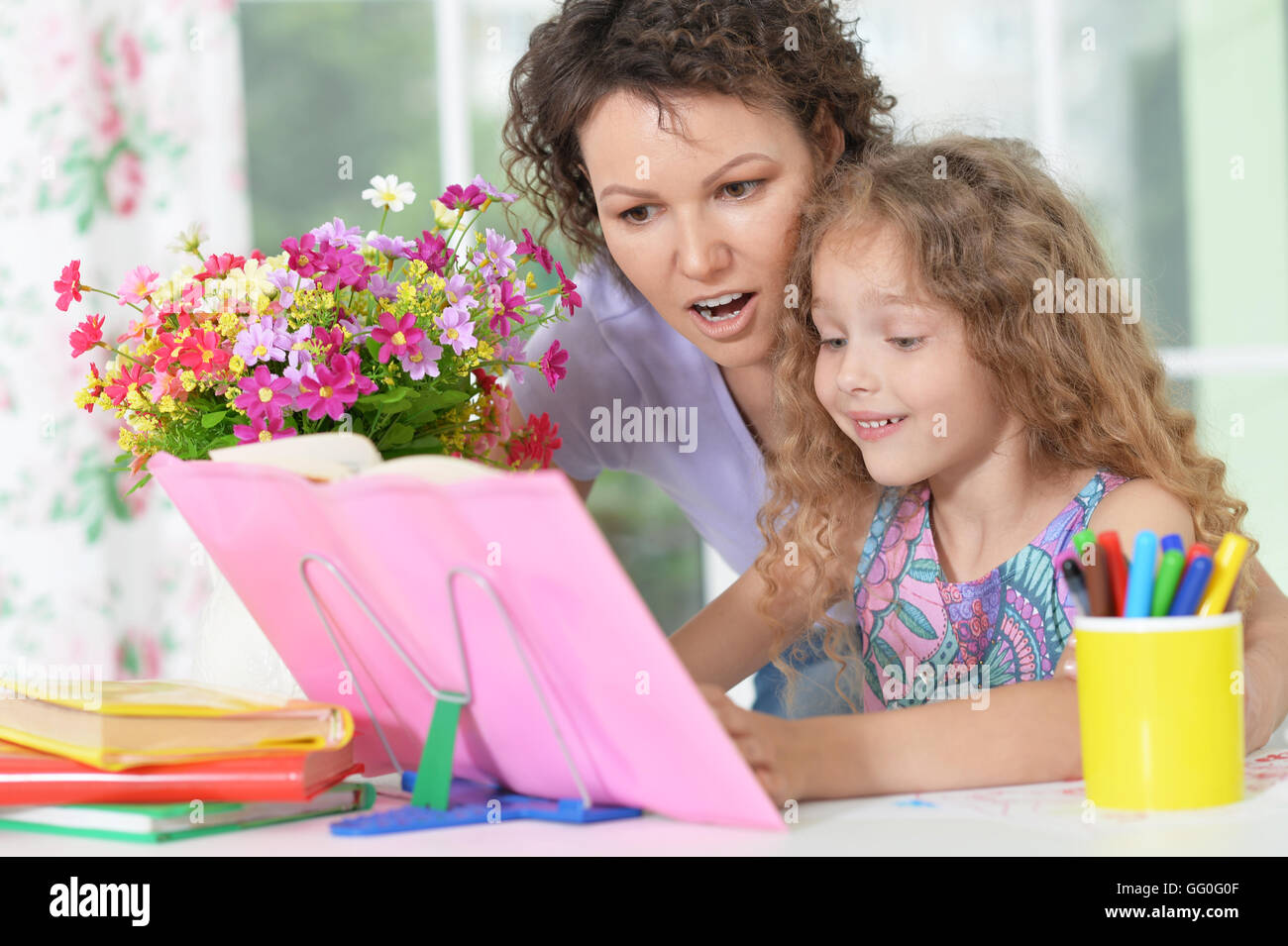 Mère Daider Sa Fille à Faire Ses Devoirs Photo Stock Alamy