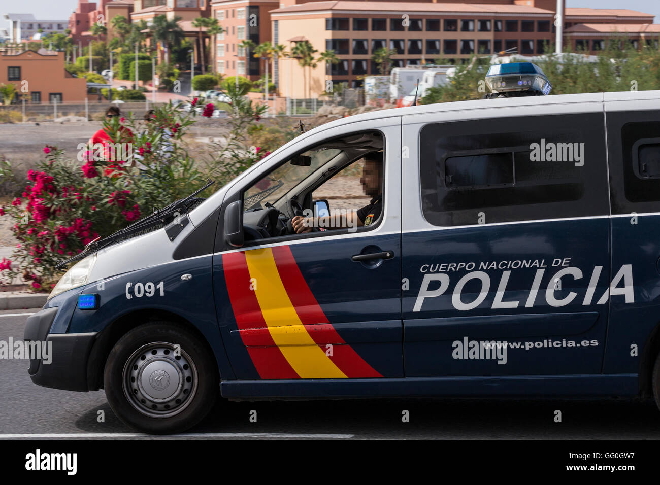 Véhicule de la police nationale espagnole avec des agents avec Visages Banque D'Images