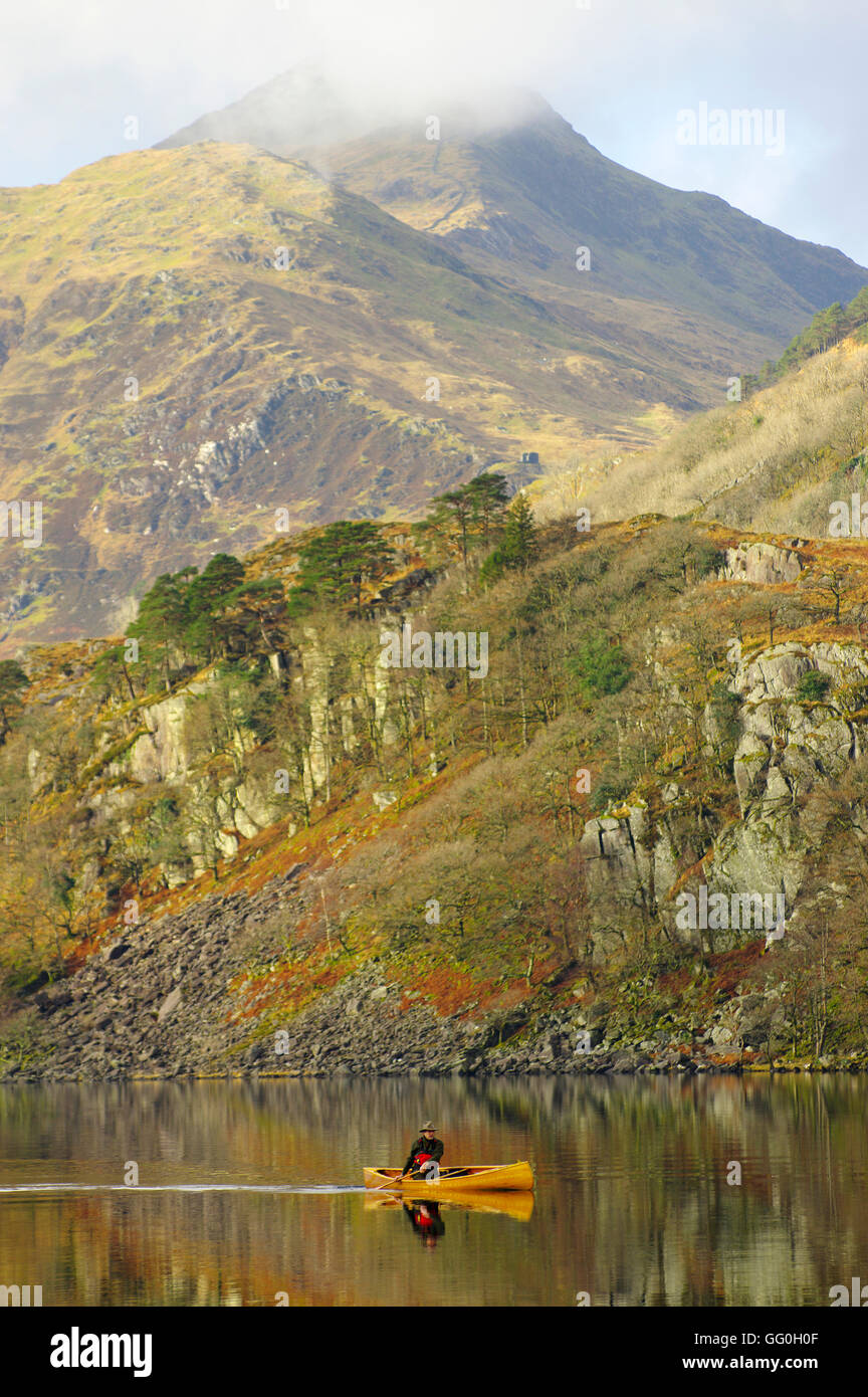 Canoë sur Llyn Gwynant Snowdonia Banque D'Images