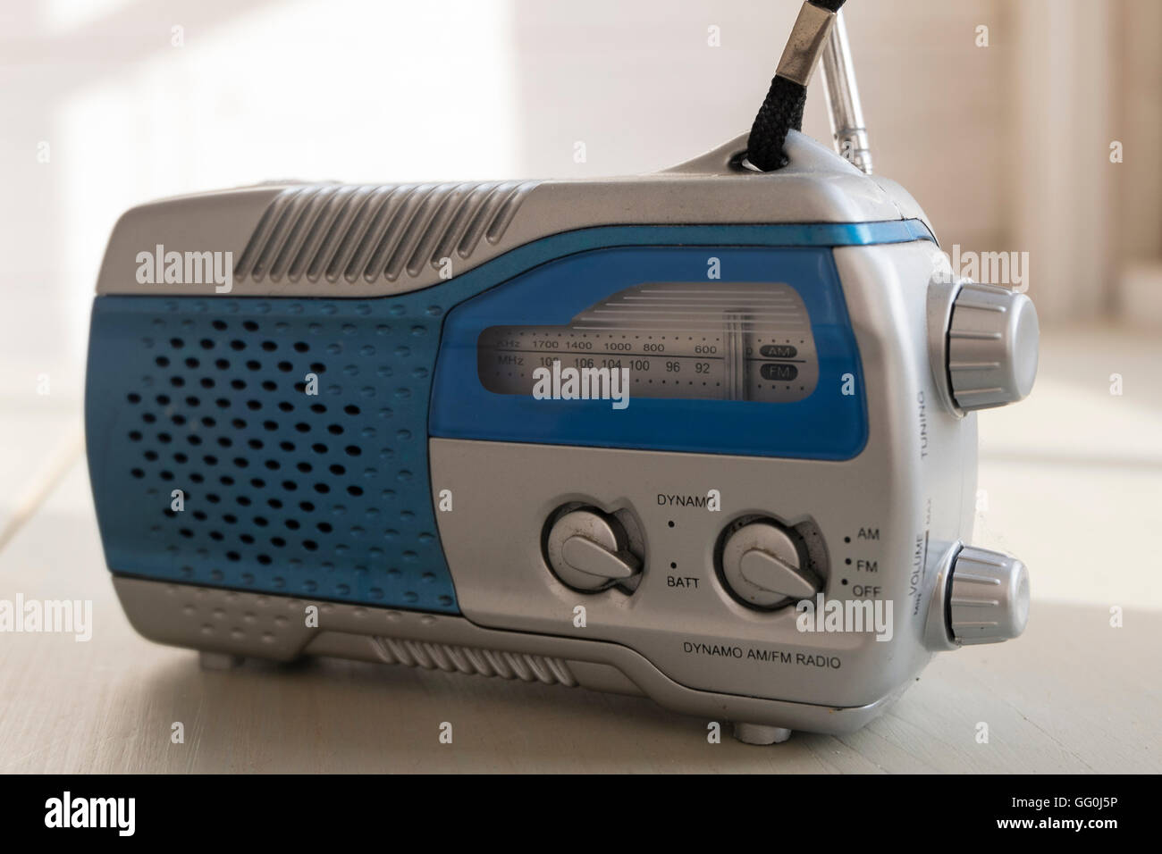 Close-up d'un vieux poussiéreux AM FM radio à manivelle. Banque D'Images