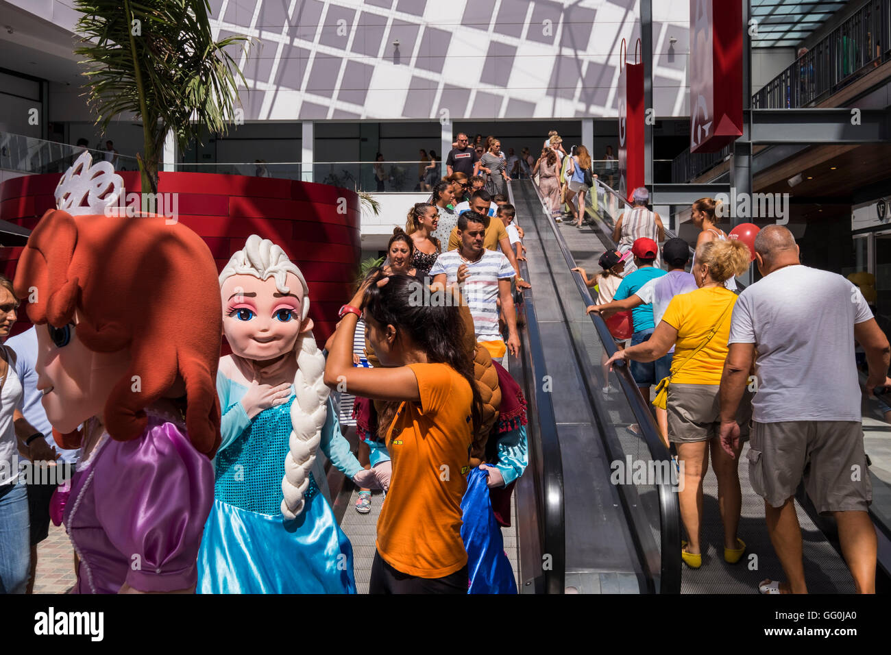Des gens habillés comme des caractères à partir de la gelée au film le jour d'ouverture d'El Galeon shopping mall à Adeje, Tenerife, Canary Island Banque D'Images