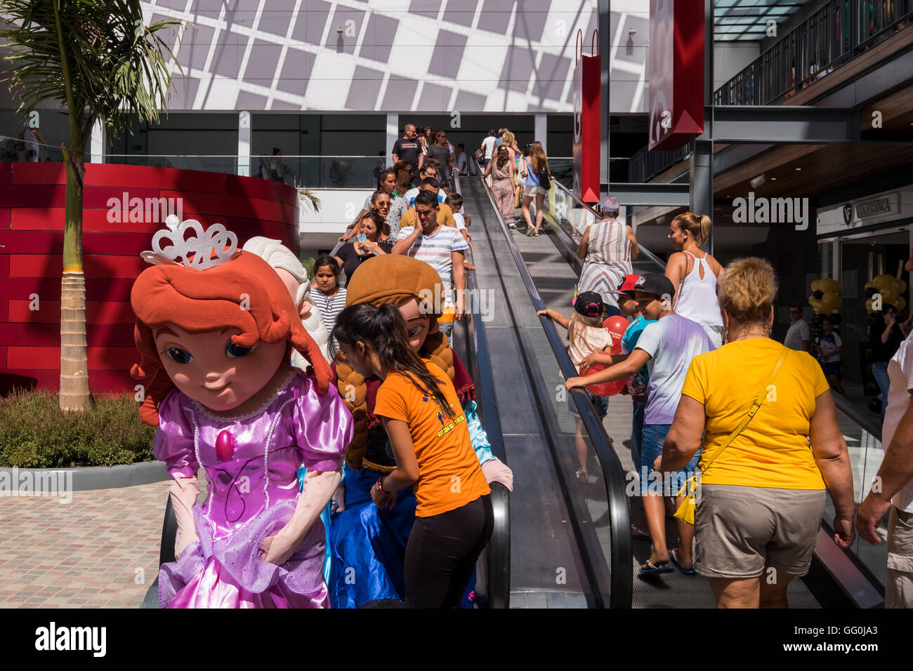 Des gens habillés comme des caractères à partir de la gelée au film le jour d'ouverture d'El Galeon shopping mall à Adeje, Tenerife, Canary Island Banque D'Images