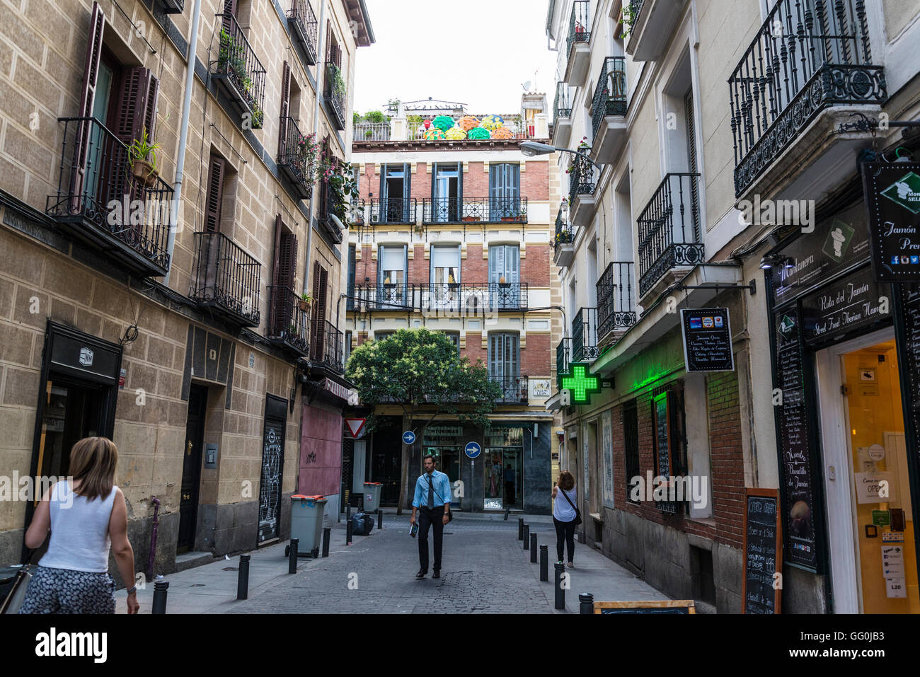 Calle Lope de Vega, la rue piétonne, dans le quartier de las Huertas, Madrid, Espagne Banque D'Images