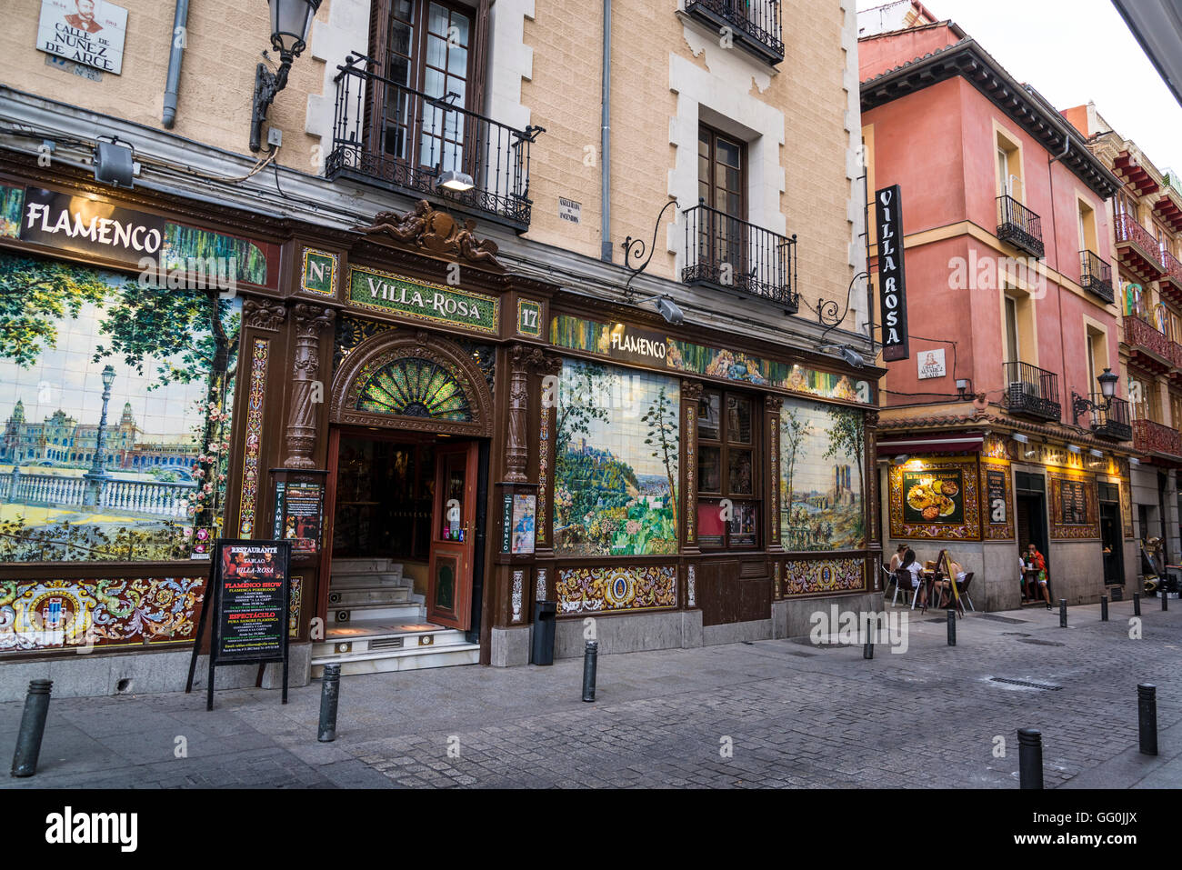 Restaurant traditionnel dans une rue piétonne, dans le quartier de Huertas, Madrid, Espagne Banque D'Images