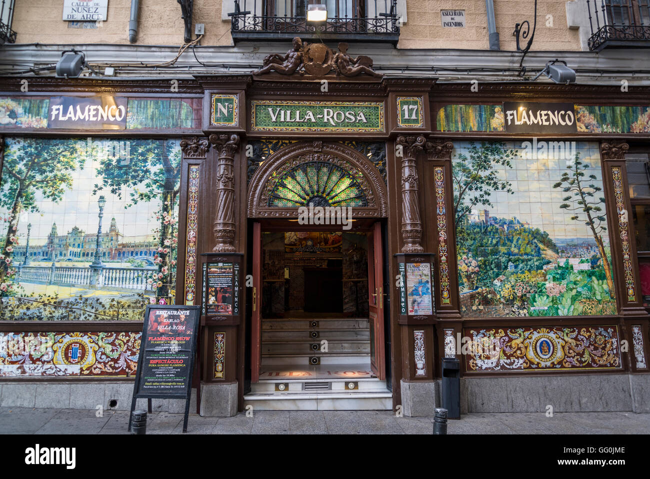 Restaurant traditionnel dans une rue piétonne, dans le quartier de Huertas, Madrid, Espagne Banque D'Images