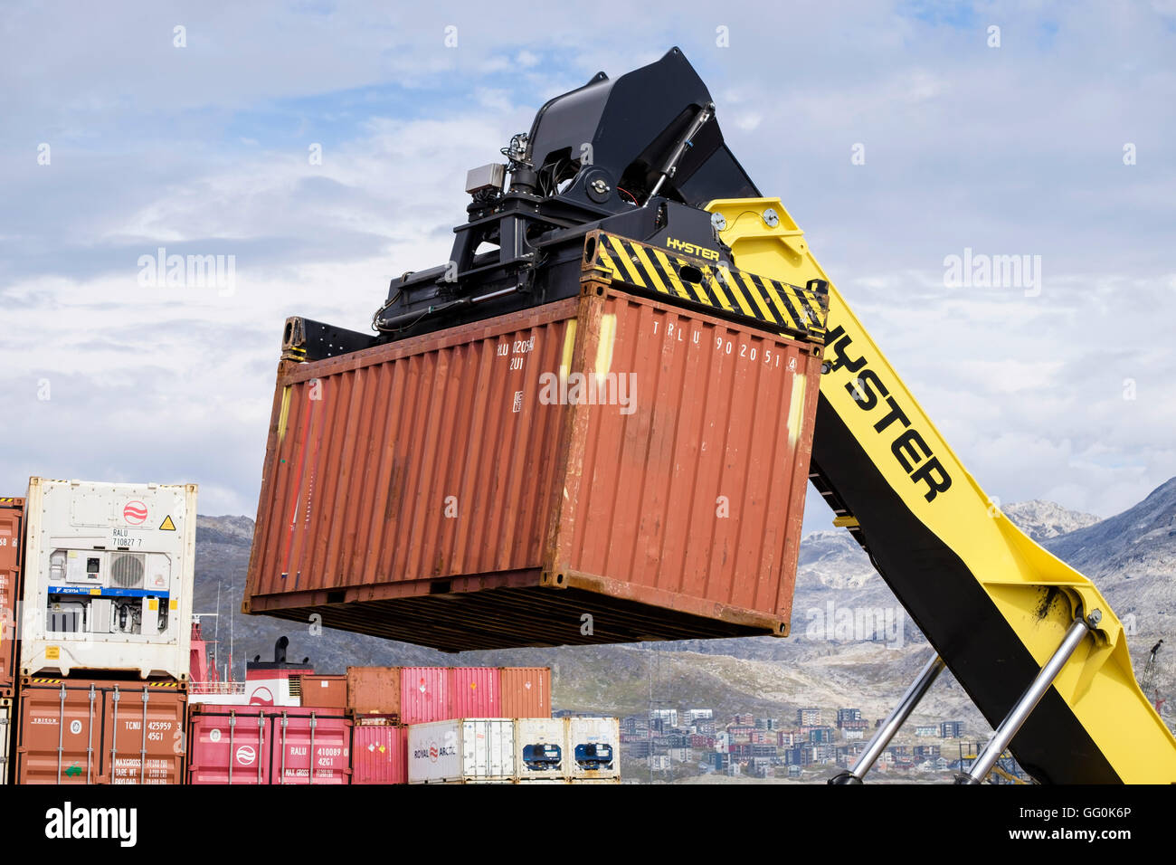 Chariot élévateur Hyster hydraulique les conteneurs d'expédition de fret de levage dans les ports. Le port de l'Atlantique, l'ouest du Groenland Sermersooq Nuuk Banque D'Images