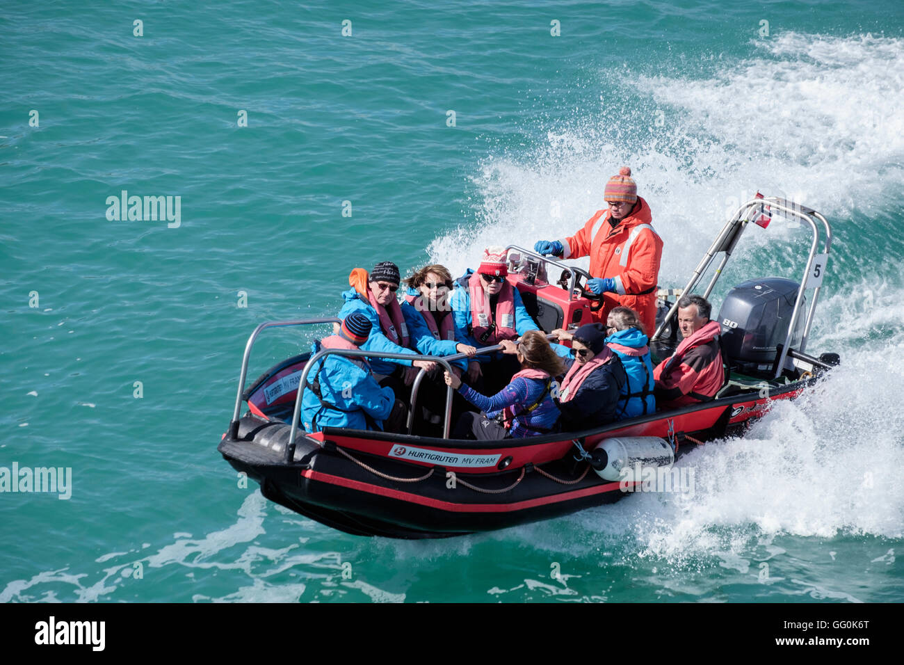 Un appel d'offres Polarcirkel Hurtigruten vitesses bateau mer dans le transport de passagers portant des gilets à MS Fram en été. L'ouest du Groenland Banque D'Images