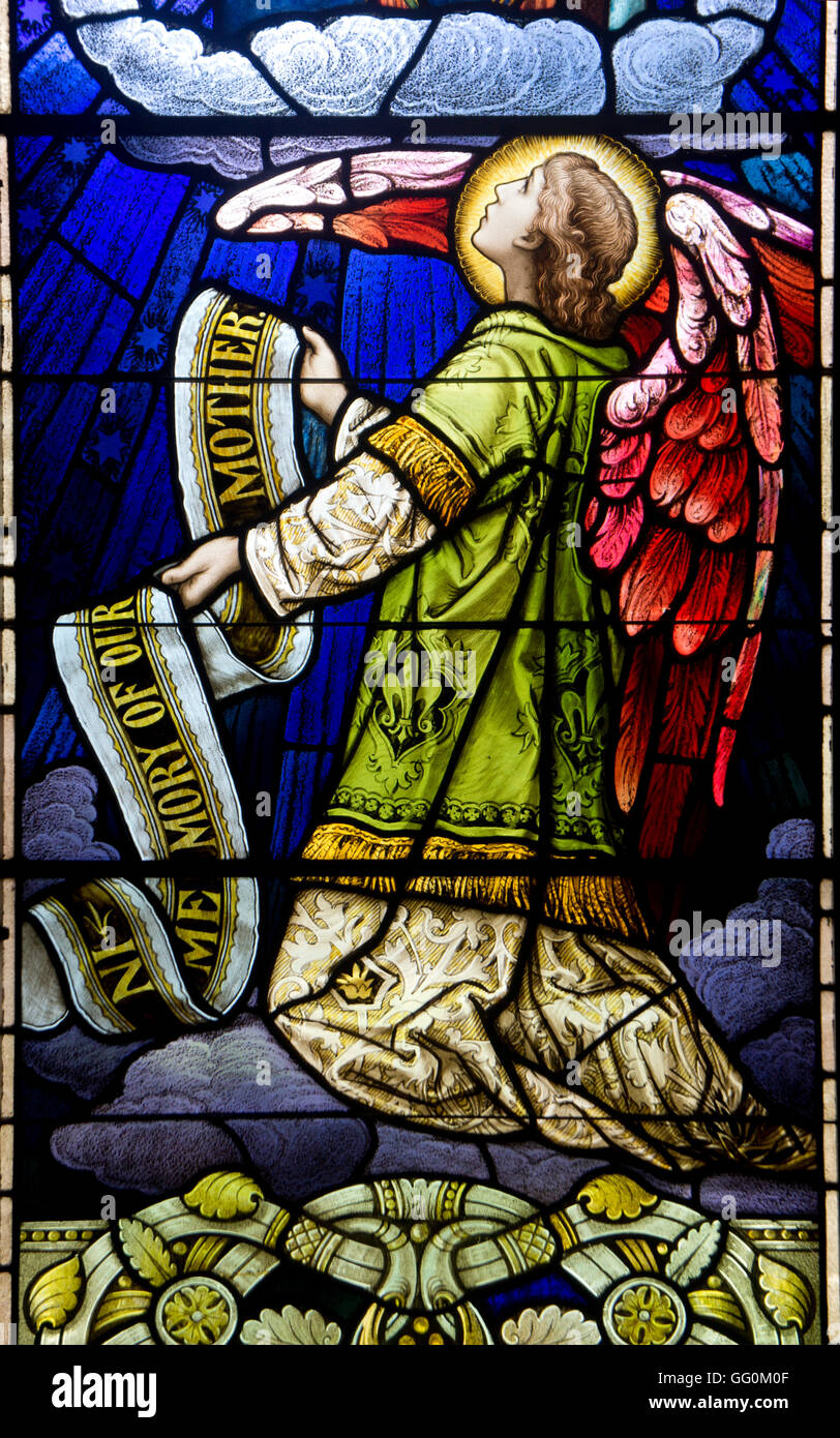 'En mémoire de Mère' de l'église vitraux fenêtre avec angel. Banque D'Images