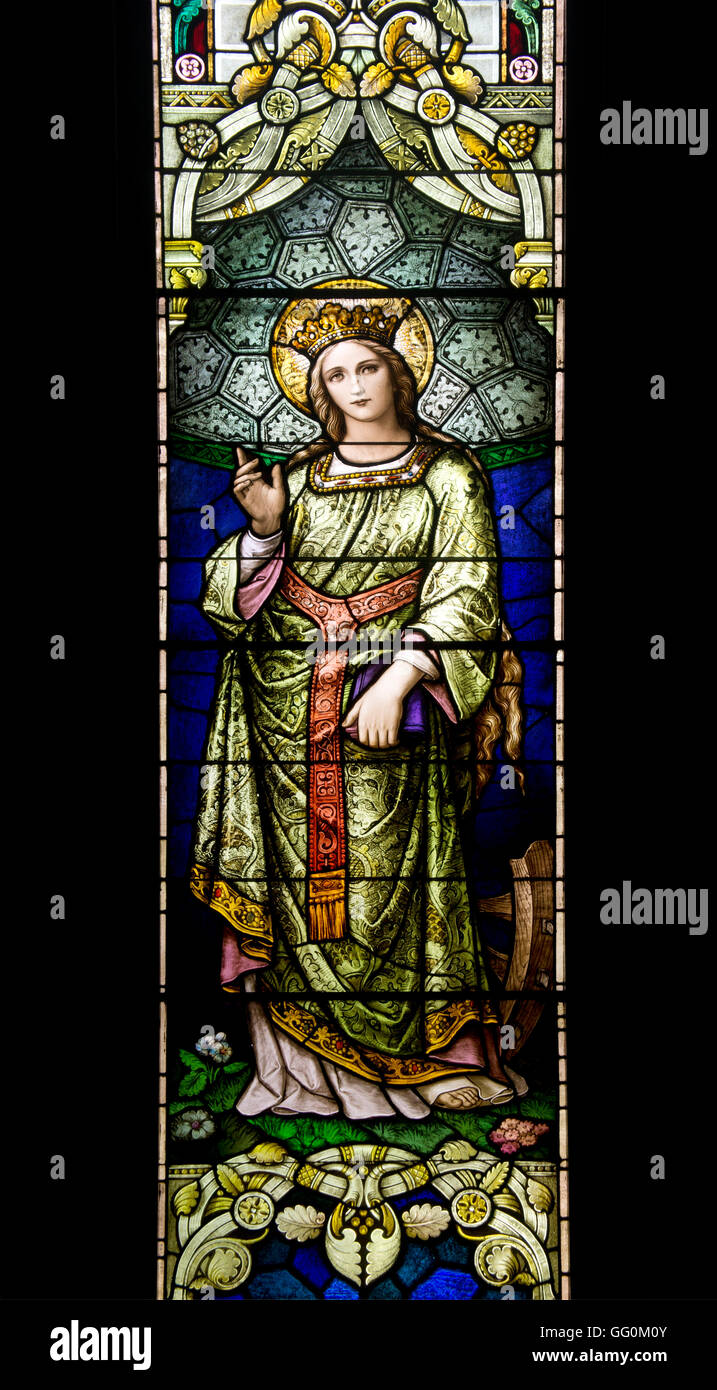 Le vitrail de la fenêtre de l'église de la Vierge Marie avec couronne et robe verte. Banque D'Images