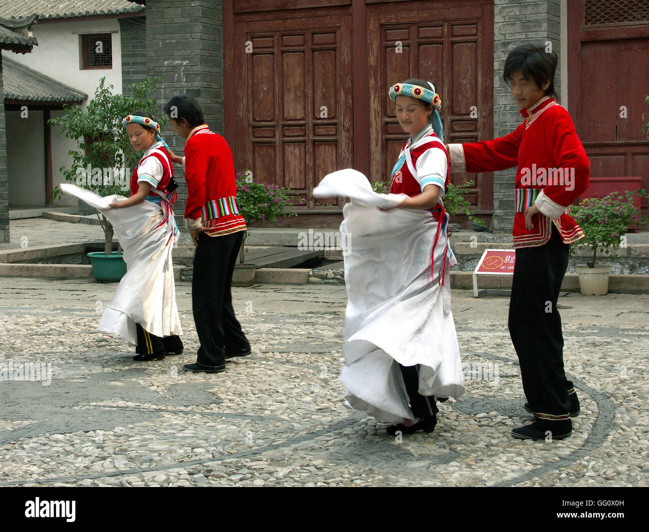 Troupe de danse folklore Naxi à la culture ethnique chinois Park. Beijing - Chine. Banque D'Images