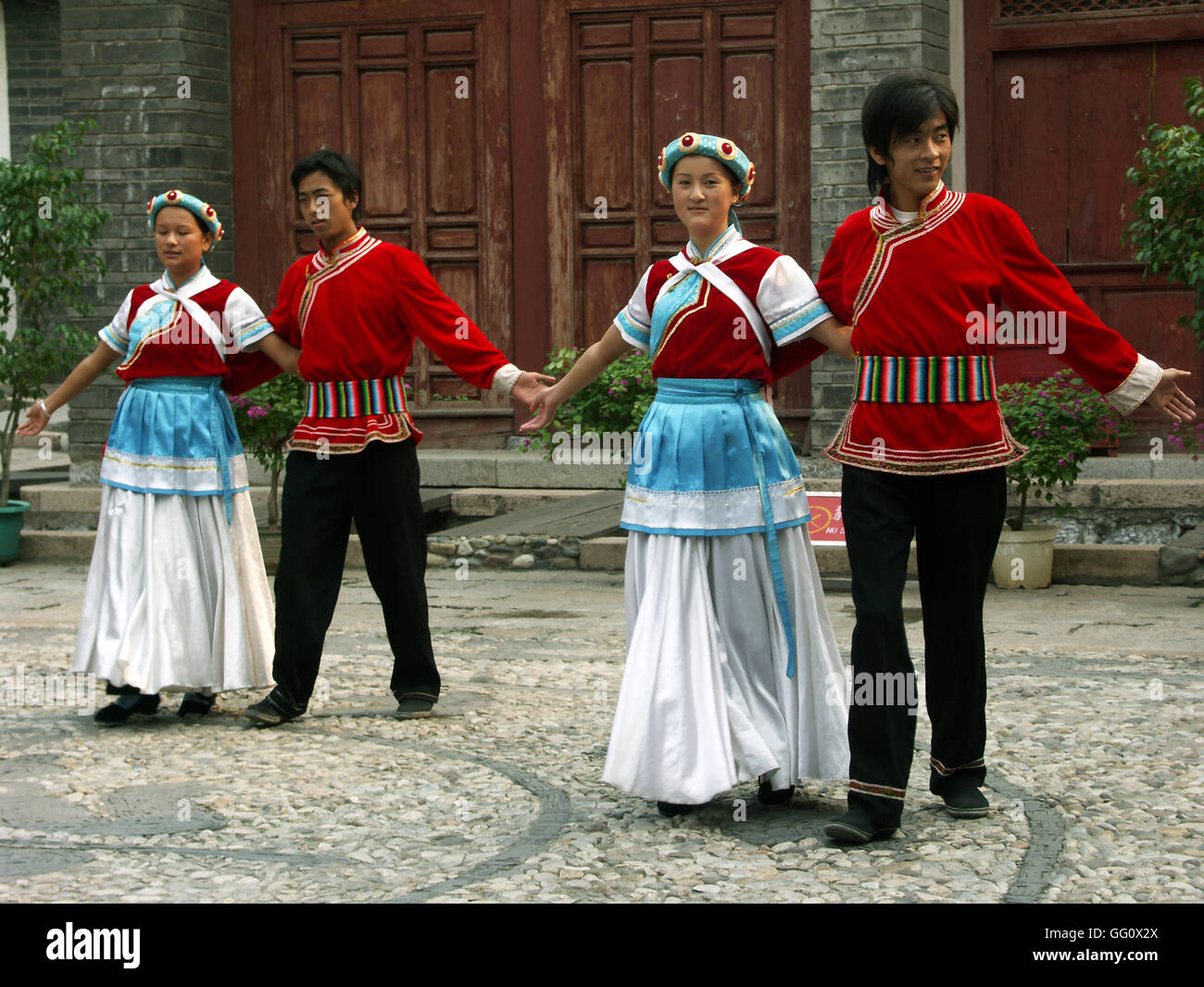 Troupe de danse folklore Naxi à la culture ethnique chinois Park. Beijing - Chine. Banque D'Images