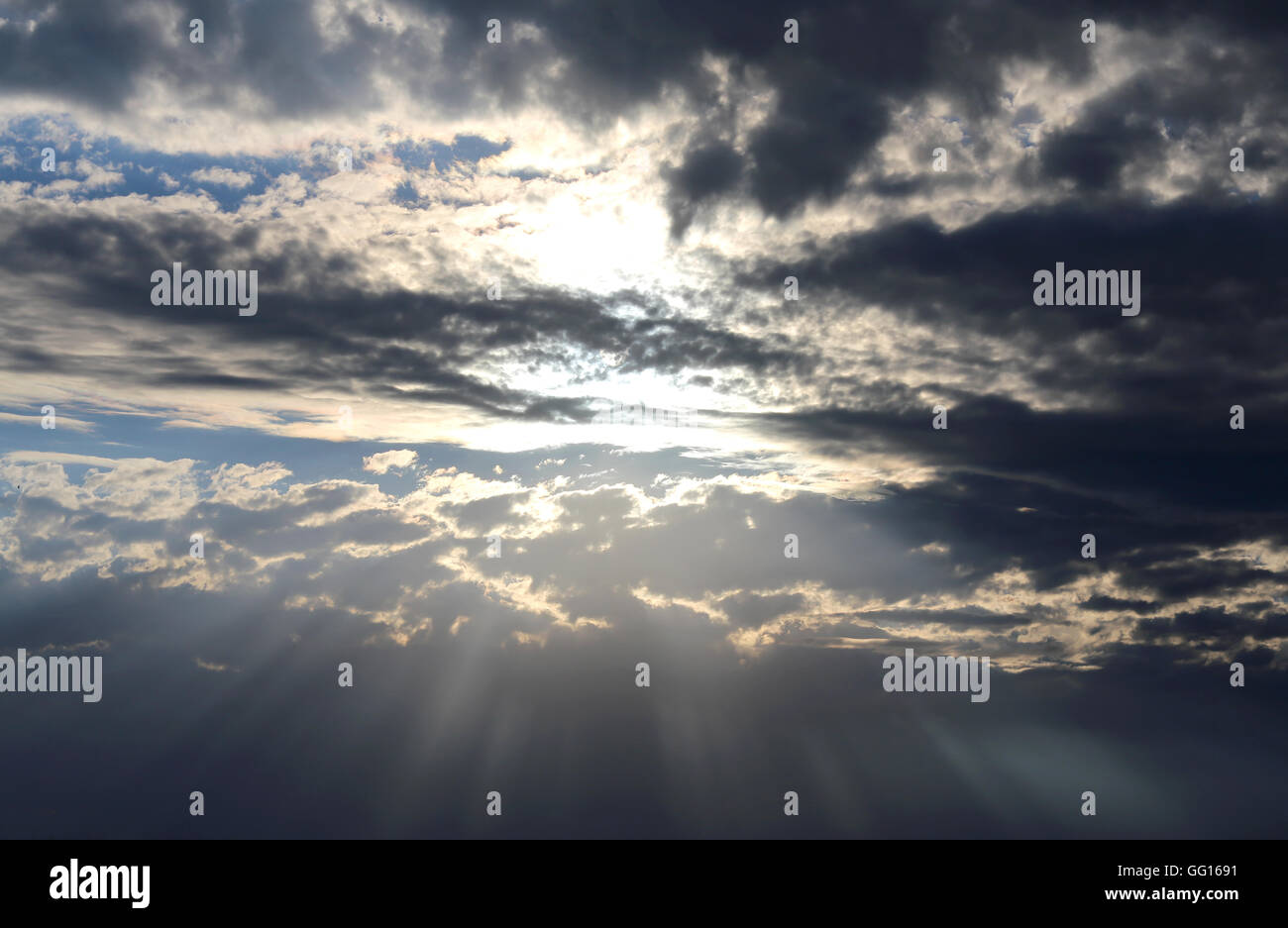 Le dieu de la lumière qui filtre à travers les nuages élevés Banque D'Images