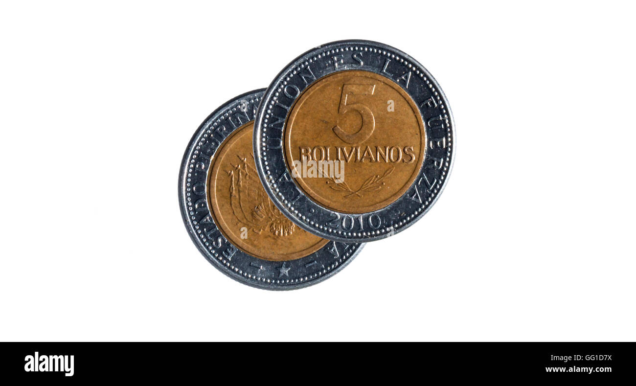 Face et dos d'une pièce de 5 pesos boliviens sur fond blanc Banque D'Images