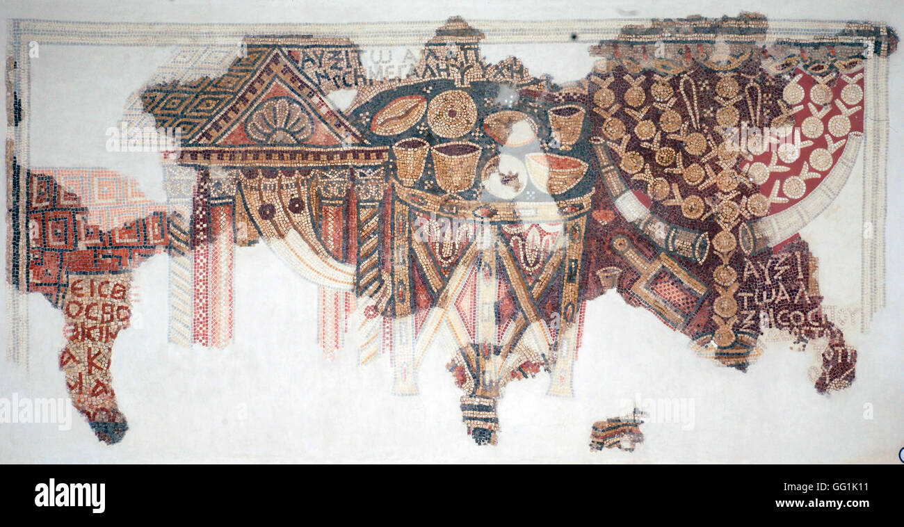 5892. El-Khirbe synagogue Samaritaine (Samarie) datant de la 4ème. C. AD. Sol de mosaïque représentant l'arche dans le centre flanqué b Banque D'Images