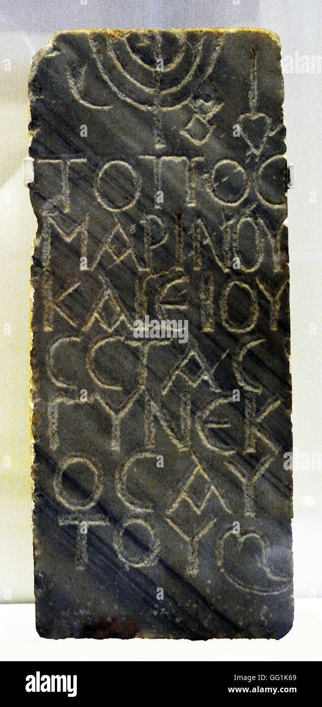 5913. Pierre tombale de Beth Shearim, 4e. C. C.-B.). L'inscription grecque mentionne les noms de Marinus et Yusta et est décorée w Banque D'Images
