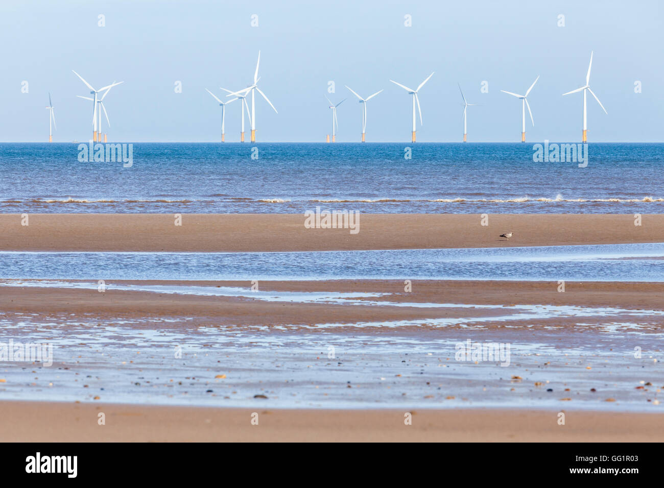 Éoliennes Offshore à la Lynn et Inner Dowsing wind farm, l'un des nombreux parcs éoliens en mer du Nord. Lincolnshire, Côte Est, England, UK Banque D'Images