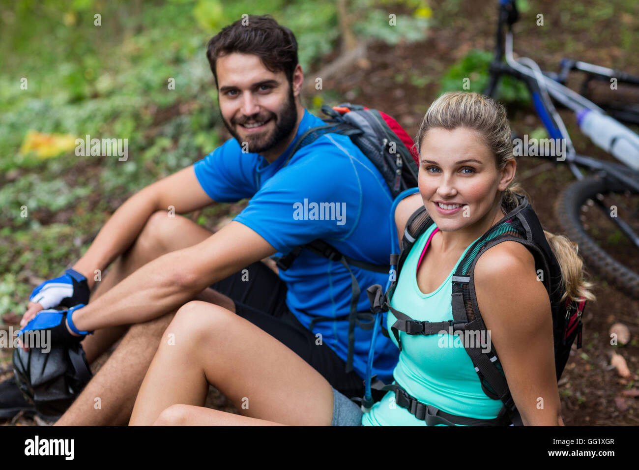 Athletic couple relaxing in forest Banque D'Images