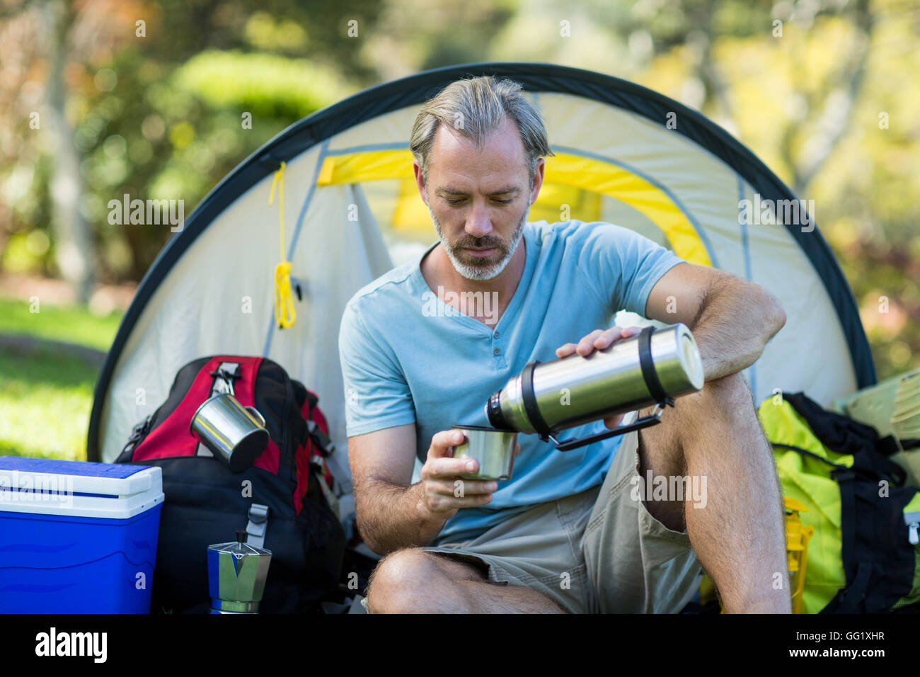 Randonneur verser de l'eau à partir de la bouteille thermos Banque D'Images