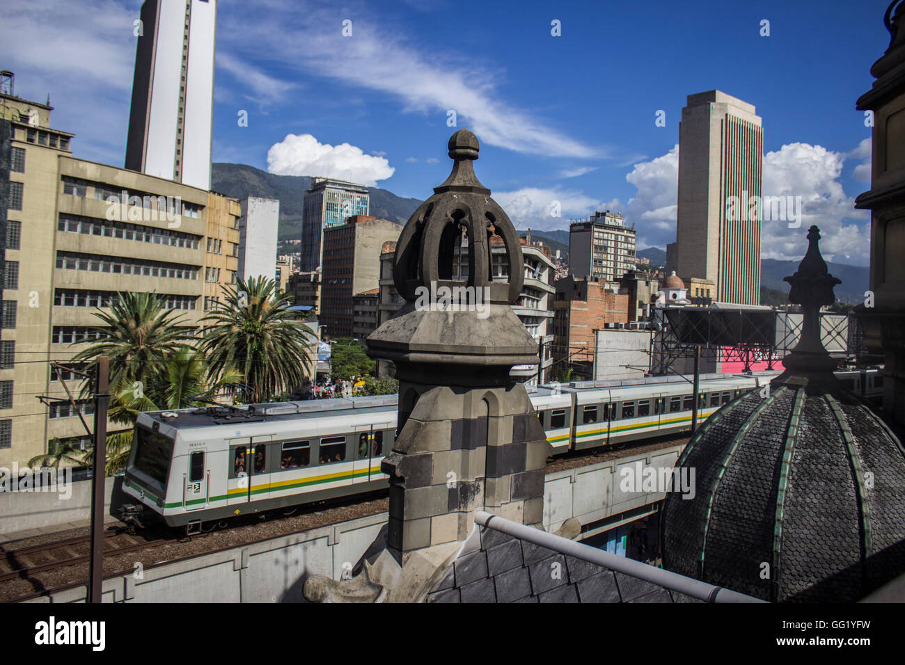 Un train de métro au centre-ville de Medellin Banque D'Images