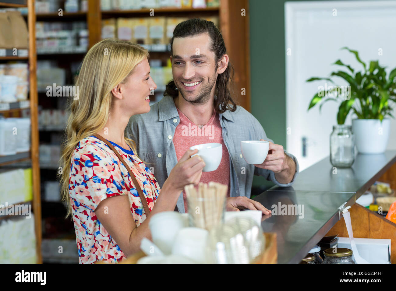 Couple having coffee in supermarket Banque D'Images