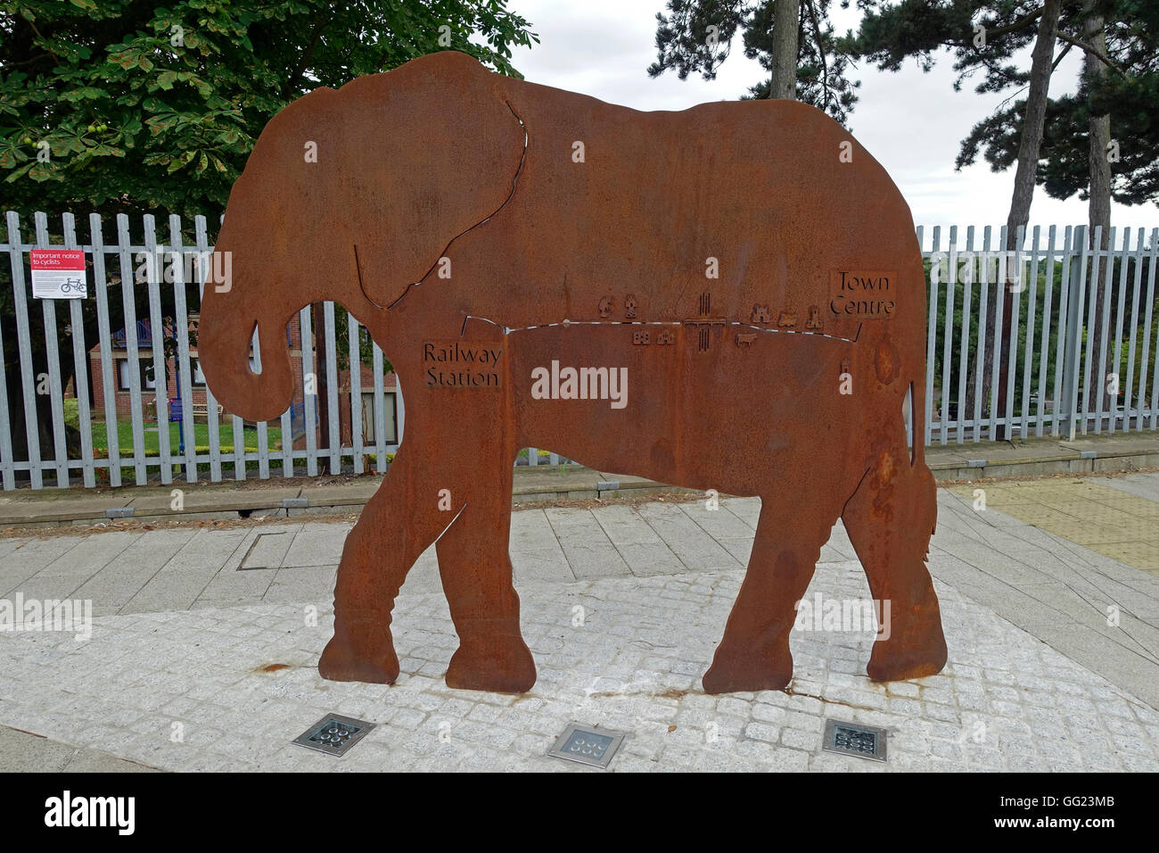 Une sculpture de l'éléphant d'acier est un signe de diriger les piétons au centre-ville de Colchester North rail station, Essex, Angleterre Banque D'Images