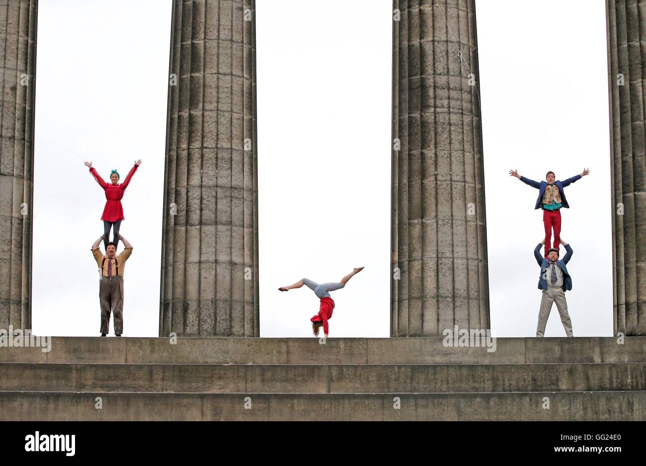 Membres de la Lost in Translation Circus effectuer une partie de leur Festival d'Édimbourg 2016 montrent l'Hogwallops sur Edinburgh's National Monument sur le lieu de Calton Hill. Banque D'Images