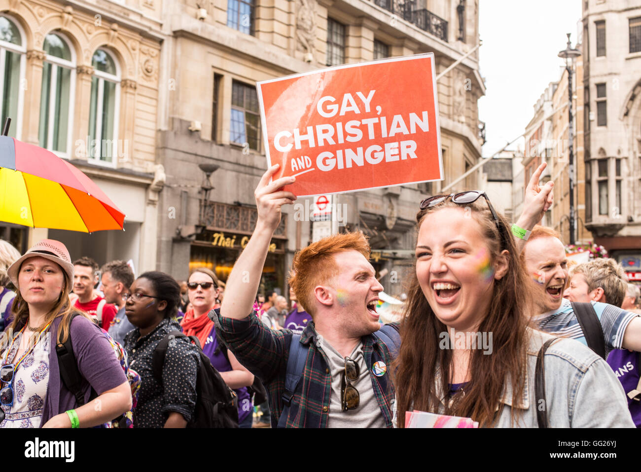 Man holding billboard gay, Christian et le gingembre en prenant part à la Gay Pride de Londres, 2016 à Londres. Banque D'Images