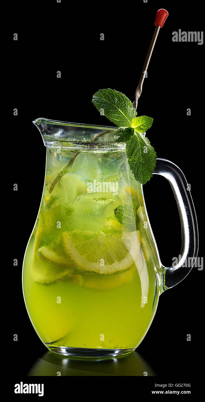 La limonade maison avec de la chaux, de la menthe et de la glace dans un pot Banque D'Images