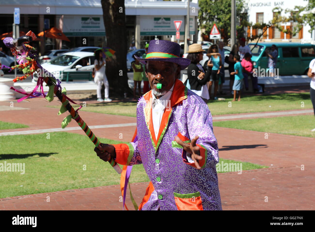 Un homme dans un costume de fantaisie à la parade des vins de Stellenbosch 2016 Banque D'Images