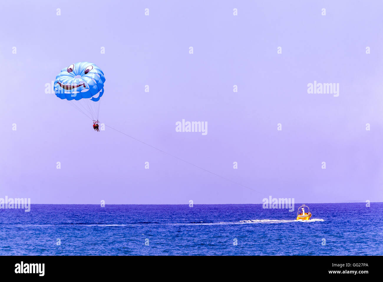 Le parapente au-dessus de la mer, Crète, Réthymnon, Grèce Banque D'Images