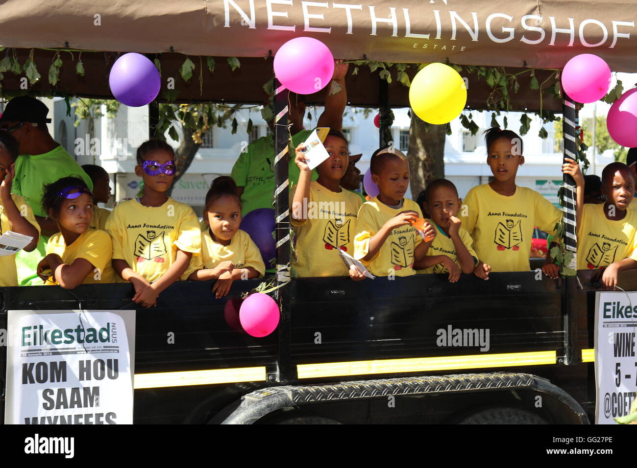 Les enfants africains sur un flotteur à la parade des vins de Stellenbosch 2016 Banque D'Images