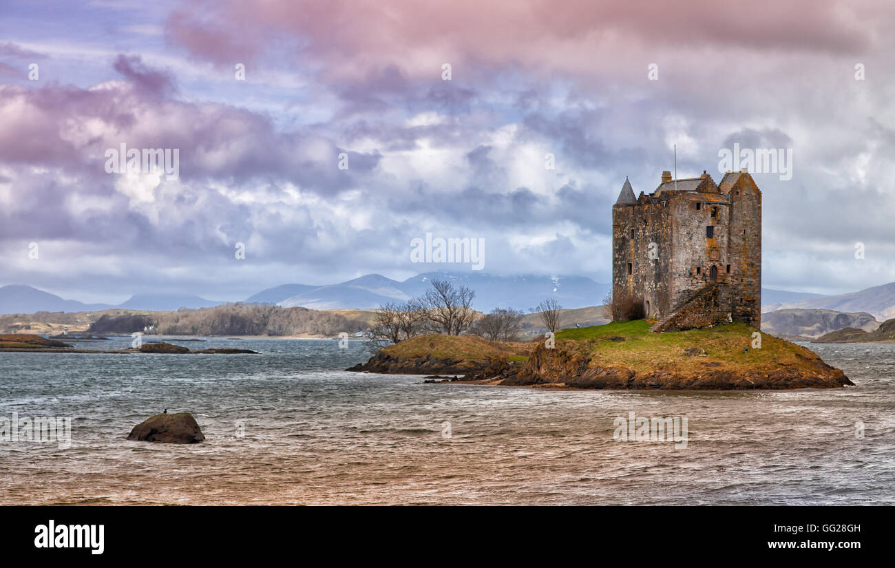 Château de Stalker, est une tour de quatre étages maison ou garder son emplacement pittoresque situé sur un îlot de marée sur le Loch Laich, un bras sur le Loch Linnhe. Banque D'Images