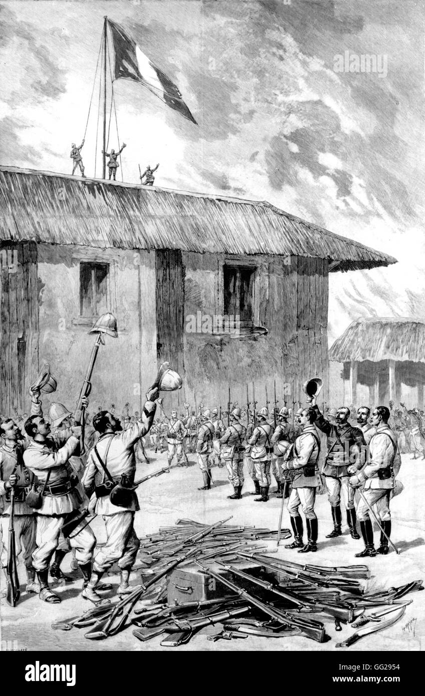 Dahomey. Le drapeau français est relevé sur le palais du Roi Behanzin à Abomey 4 décembre 1892 France - La Colonisation Banque D'Images