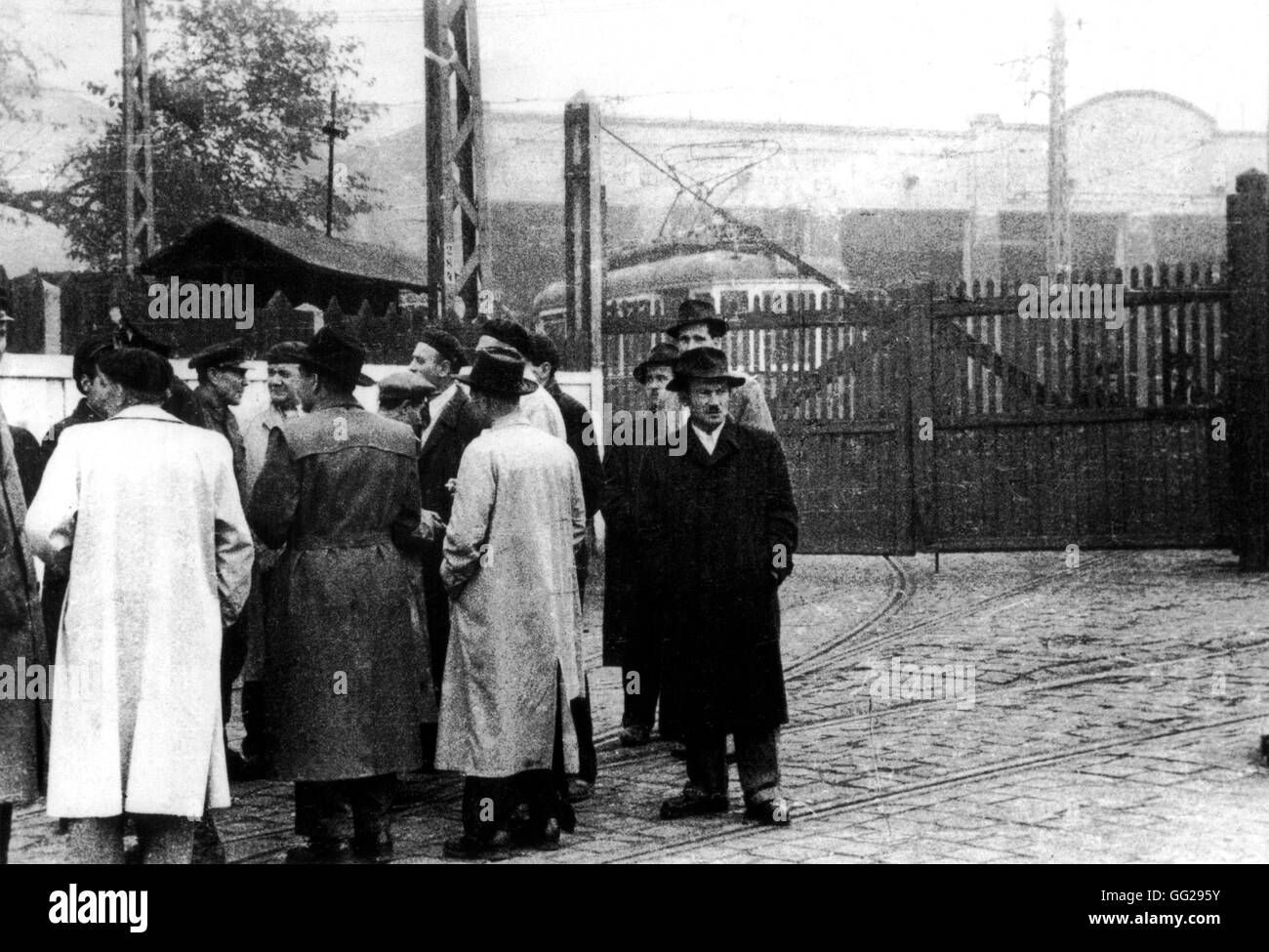 Budapest, les travailleurs des tramways bloc moyen de sortir pendant la grève générale, le 13 décembre 1956 La Hongrie - révolte hongroise de 1956 Archives nationales - Washington Banque D'Images