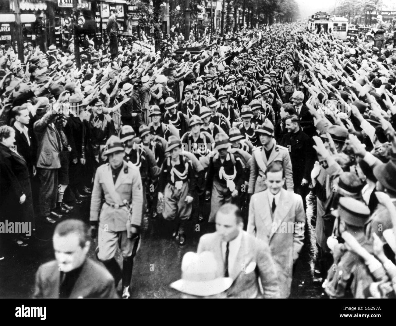 Berlin. Défilé de jeunes fascistes italiens, acclamé par la foule qui le 1er août 1933, Allemagne Banque D'Images