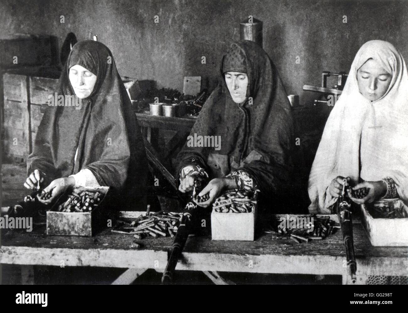 Guerre d'indépendance. Les femmes turques fabrication de cartouches 1922 Turquie Banque D'Images