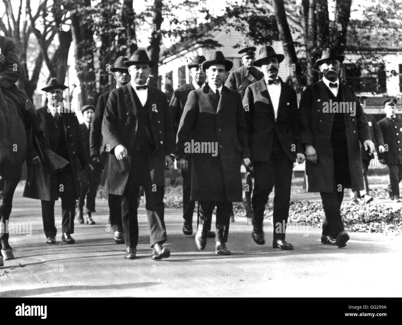 Sacco et Vanzetti (condamné à mort en 1920, exécuté en 1927) dans la région de Dedham avec leurs avocats, sous escorte. Mars 1921 United States Washington. Archives nationales Banque D'Images