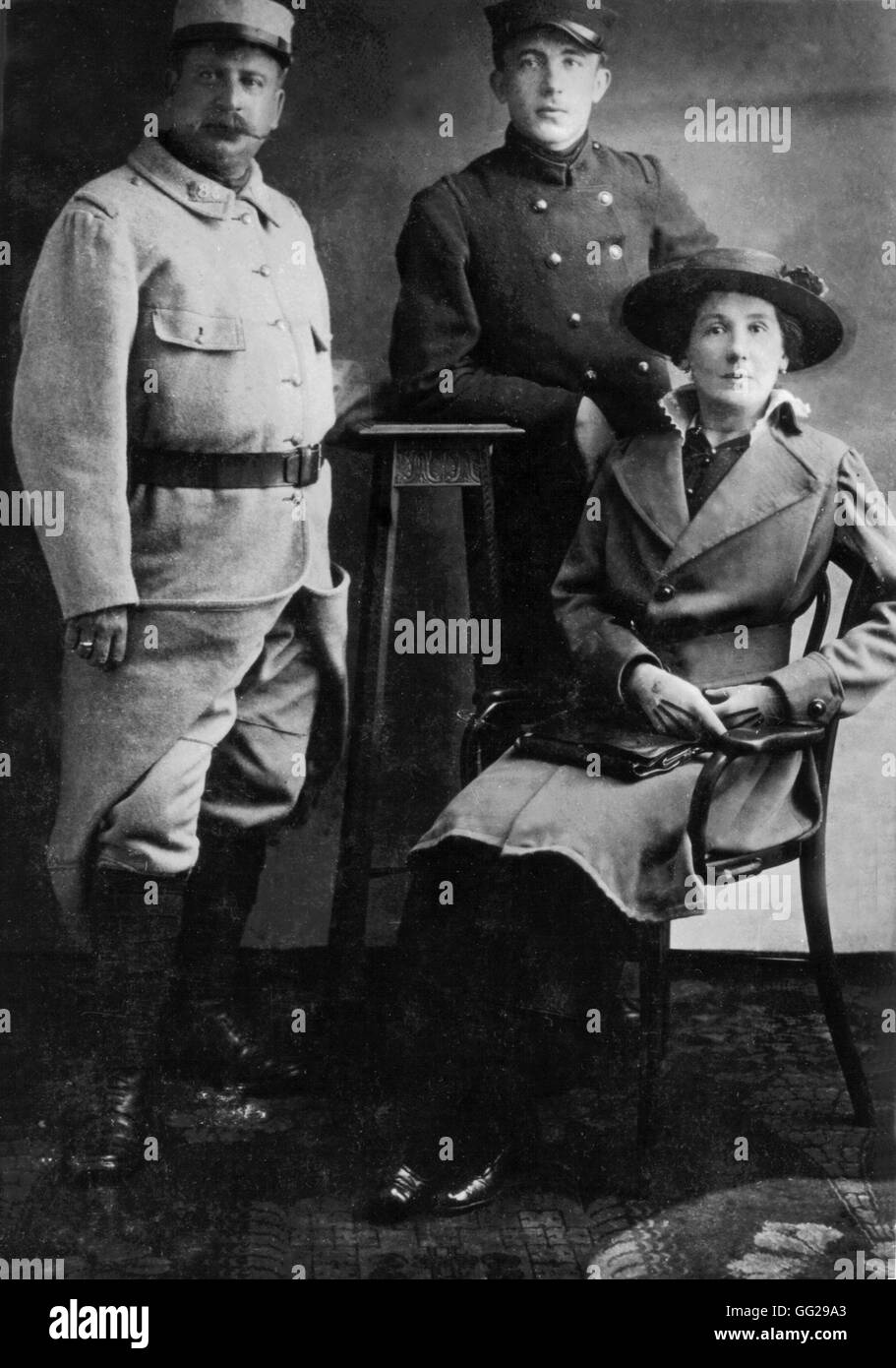 Paul Eluard entre son père et sa mère fin 1915 France ValetteEluard