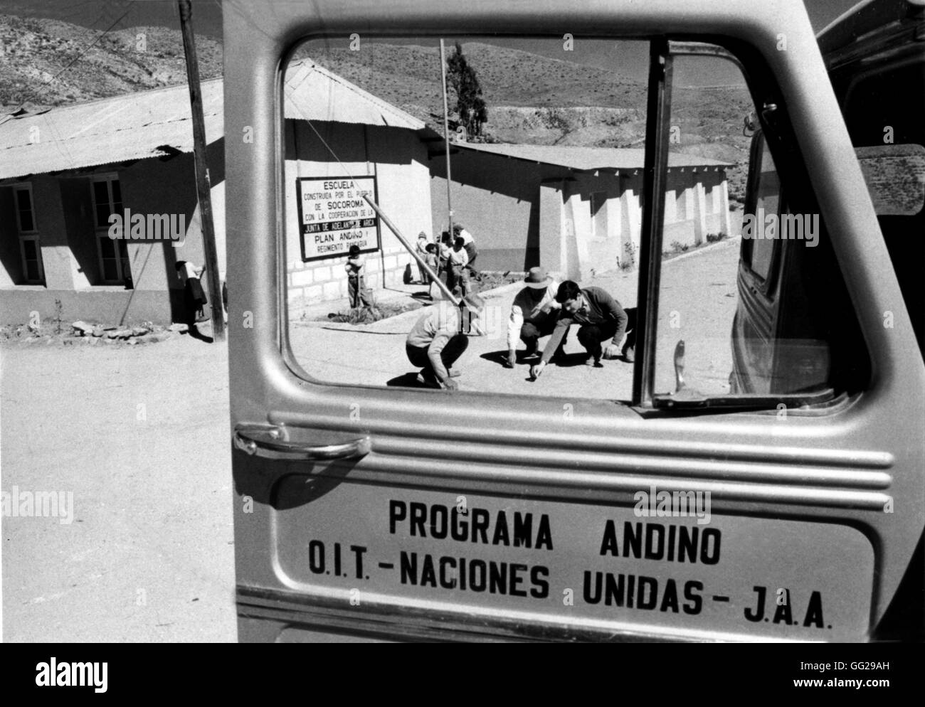 1960-1970, la collaboration internationale pour le développement du Chili. Construction d'une école au Socorama, district d'Arica Chili Années 1960-1970 Organisation internationale du Travail Banque D'Images