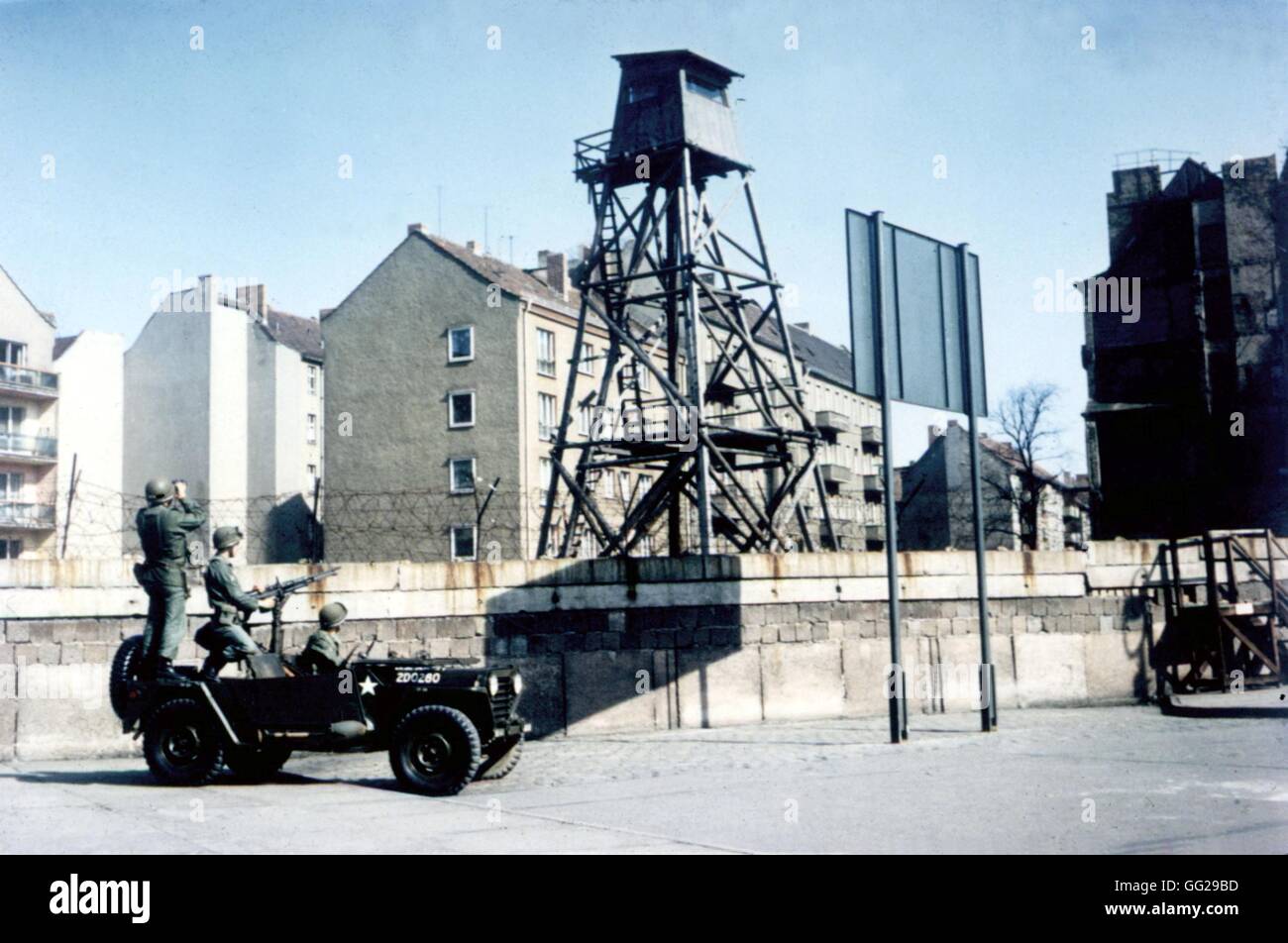L'ouest de Berlin. Les soldats américains patrouillent devant le mur de Berlin c. Allemagne 1965-1970 (F.R.G.) de Washington. Bibliothèque du Congrès Banque D'Images