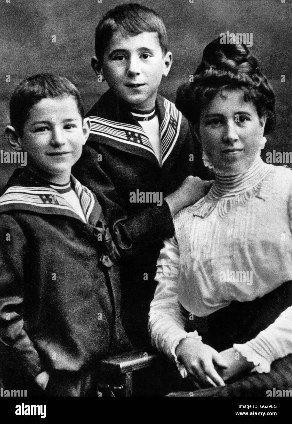 Bertold Brecht (milieu) avec sa mère et son borther Walter 1908 Allemagne Paris. Bibliothèque nationale Banque D'Images