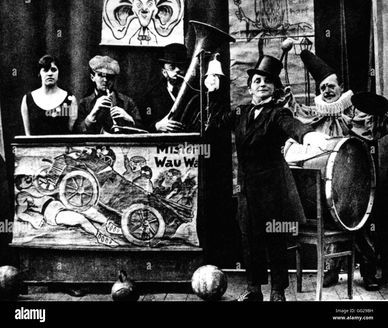 Bertold Brecht (1898-1956) dans la région de Karl Valentin's band humoristique (2e à gauche) 20e siècle Allemagne Paris. Bibliothèque nationale Banque D'Images