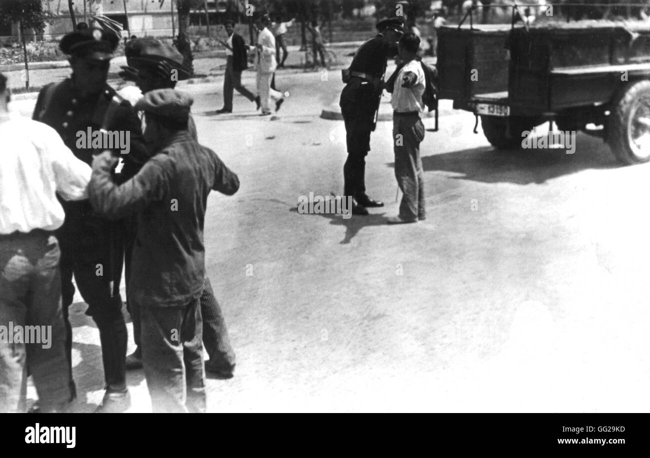 Grève générale à Madrid, la police est à la recherche de suspects Septembre 1934 Espagne Banque D'Images
