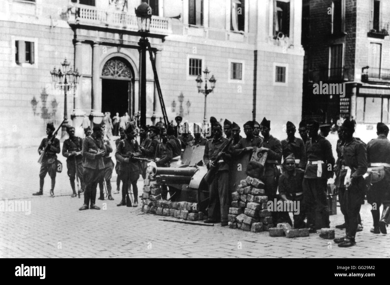 Barcelone, les soldats la mise en place de feu en face du palais 13 et 14 octobre 1934 Espagne Banque D'Images
