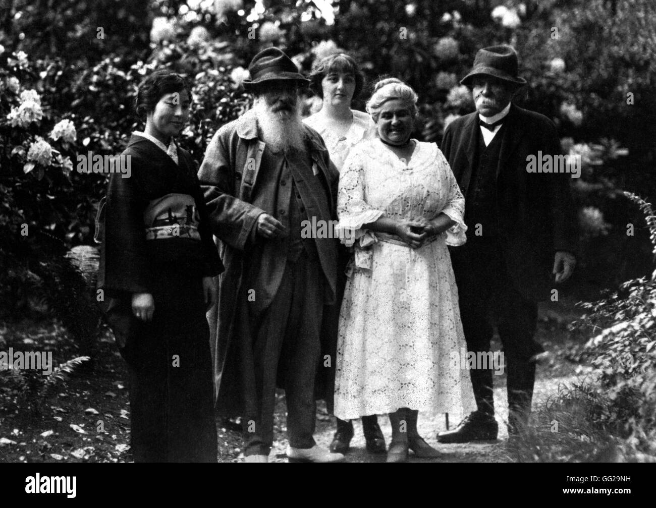 Hoschedi blanche, entouré de Claude Monet (1906-1957) et Clemenceau. Derrière, miss Butler, la nièce de Blanche Au début du xxe siècle Musée Marmottan Banque D'Images