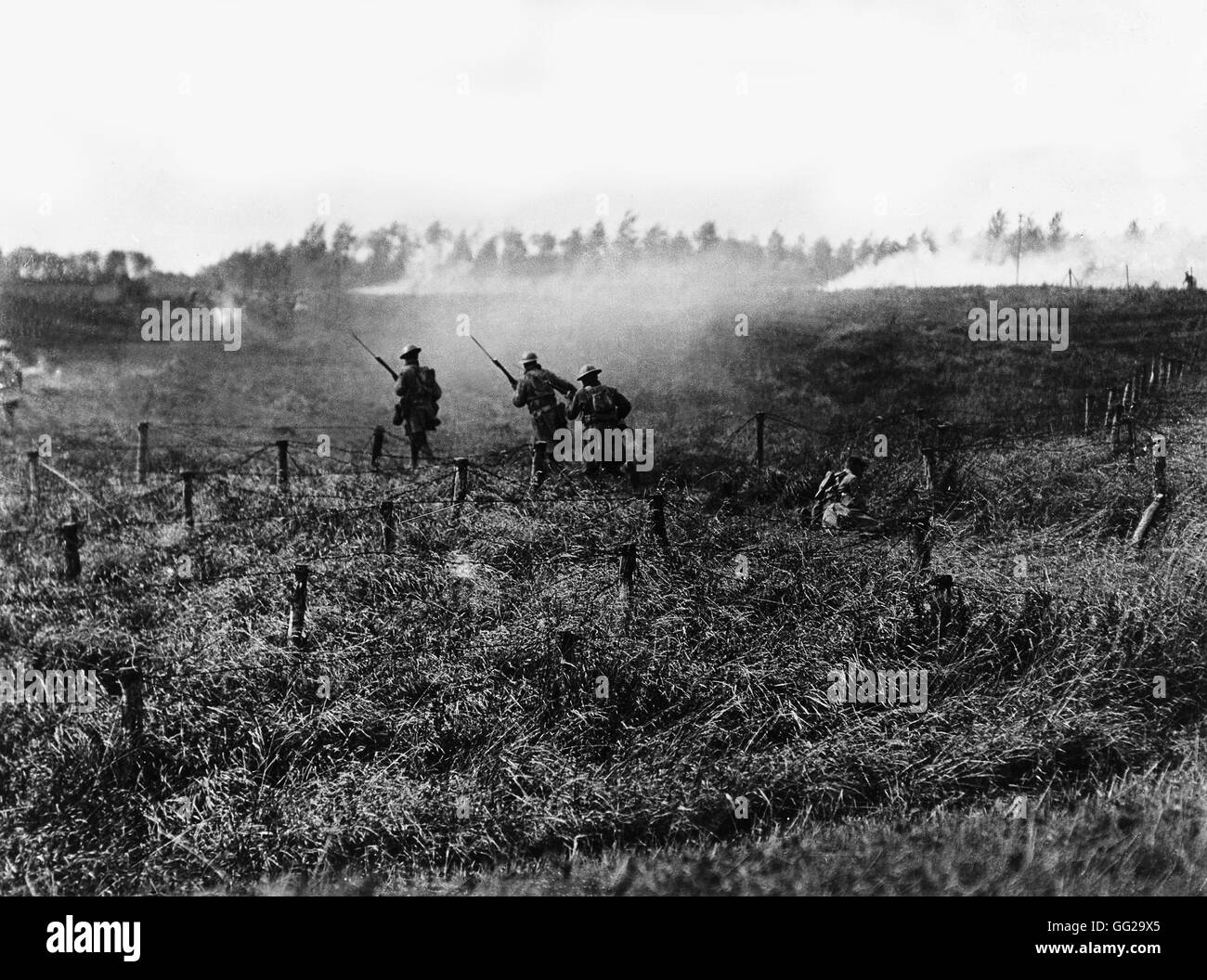 Les soldats de l'infanterie américaine avançant derrière un réservoir par des barbelés près de Beauquesnes, Somme France, la Première Guerre mondiale, Washington, National Archives Banque D'Images