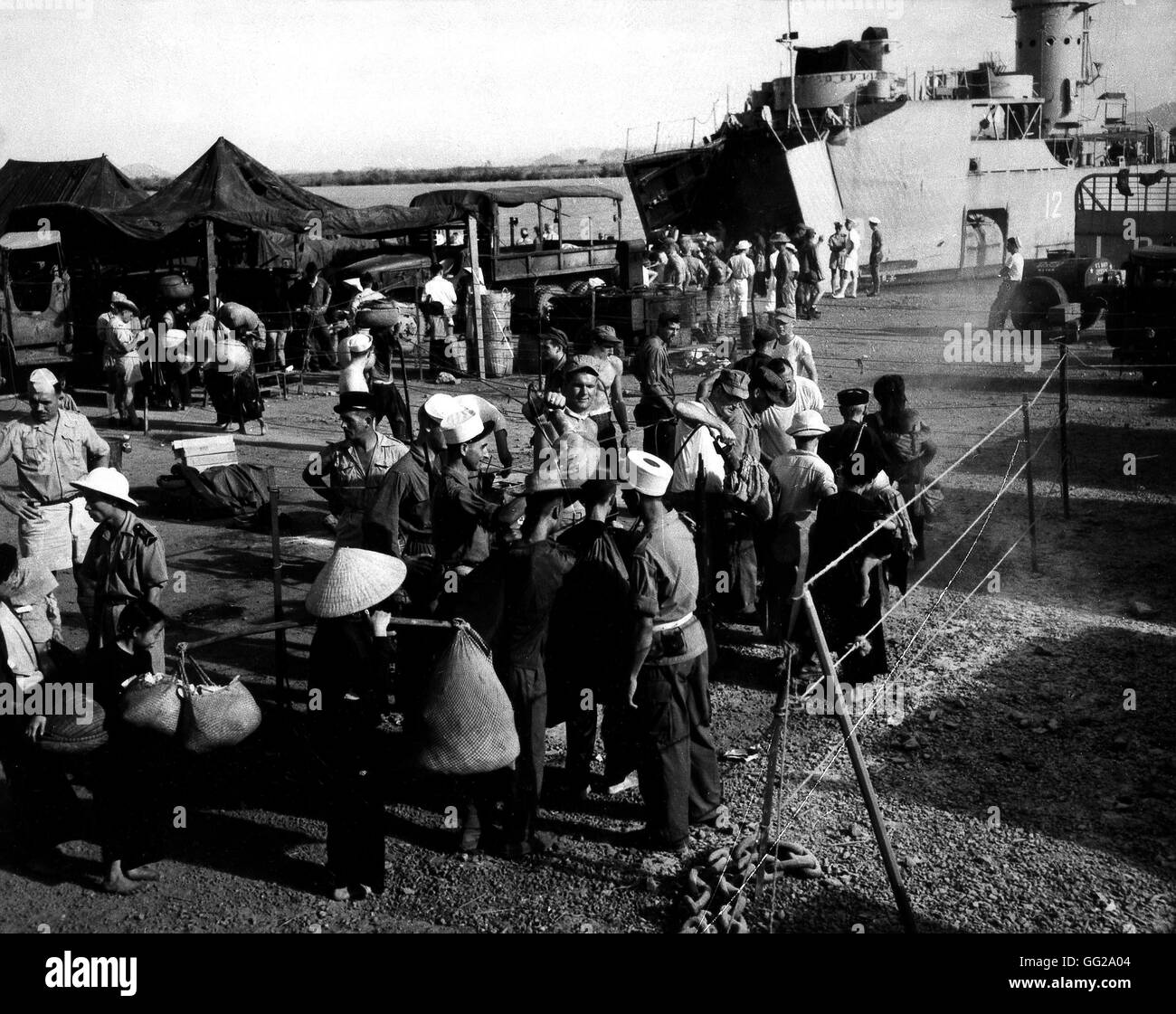 Réfugiés vietnamiens désinfectés avec avant leur évacuation D.D.T. Octobre 1954 Fin de la Première Guerre d'Indochine, archives nationales, Washington Banque D'Images