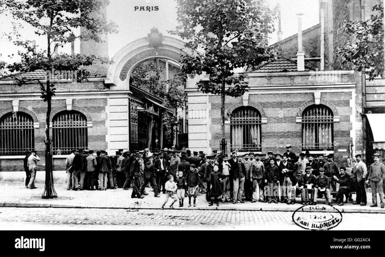 Les travailleurs hors de leur usine à Paris 1909 France Banque D'Images