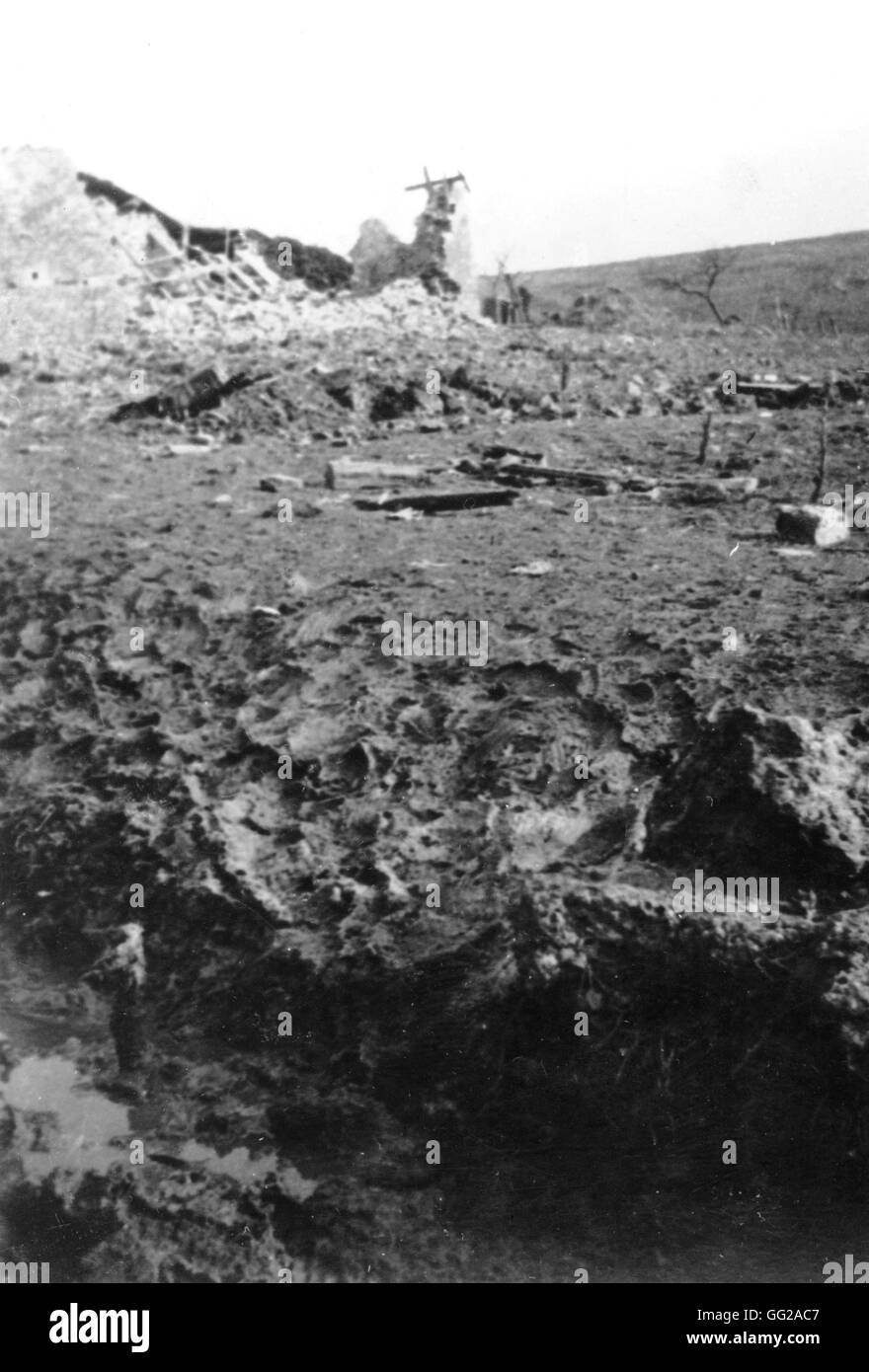 Douaumont (bataille de Verdun) : vue sur le champ de bataille de l'avant-plan, il y a une tranchée pleine de sang. Dans l'arrière-plan, il y a une tranchée boueuse couché avec des soldats allemands. 1916 La Première Guerre mondiale - France Vincennes. Musée de la guerre Banque D'Images